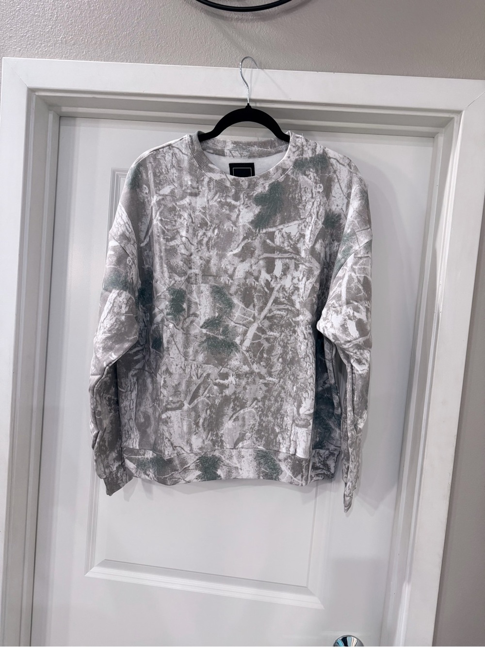 Lily & Lottie Faded Camo Crewneck Size Small White Turquoise Long Sleeve NEW